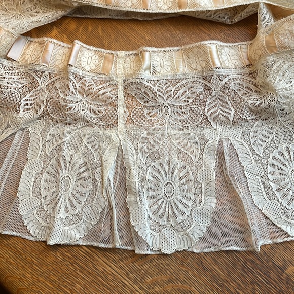 Antique Edwardian/Victorian patterned lace skirt/dress hem w/satin ribbon trim - Picture 9 of 10